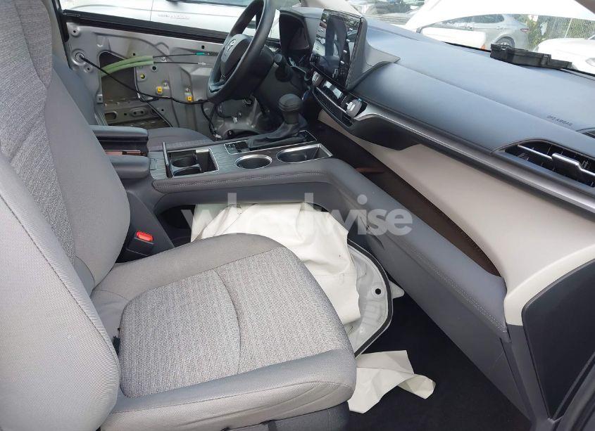 Photo 5 of 2022 Toyota Sienna LE (VIN 5TDKRKEC1NS125204)