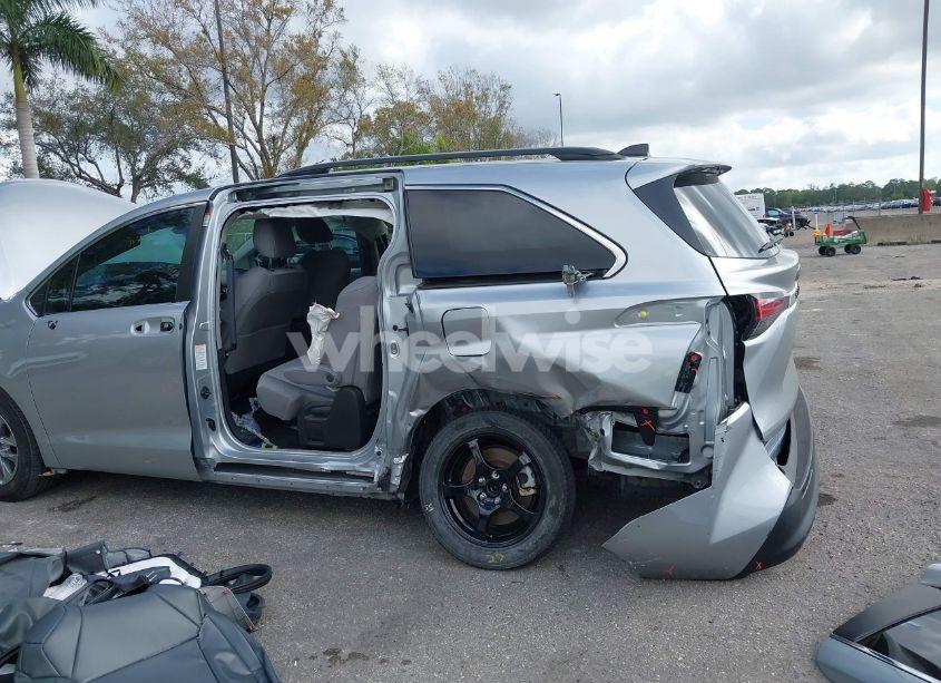 Photo 6 of 2022 Toyota Sienna LE (VIN 5TDKRKEC1NS125204)