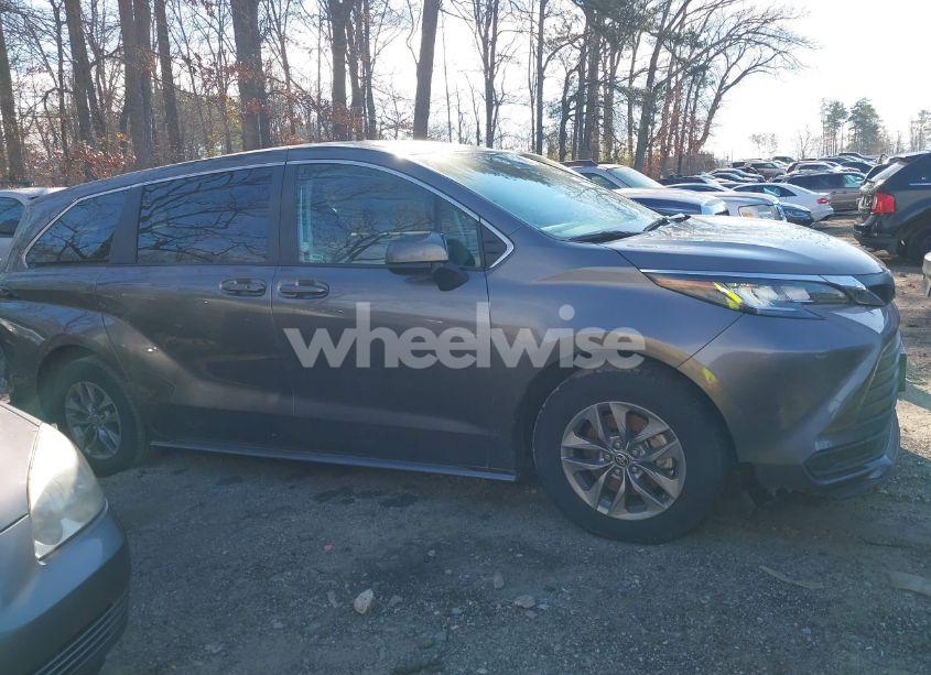 Photo 13 of 2023 Toyota Sienna LE (VIN 5TDKRKEC1PS173224)