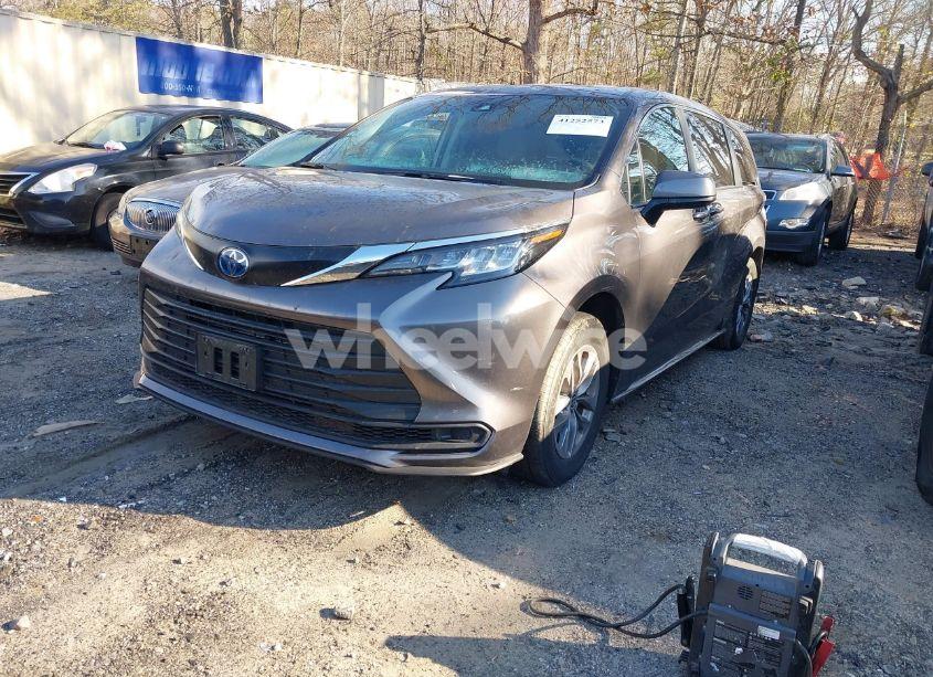 Photo 2 of 2023 Toyota Sienna LE (VIN 5TDKRKEC1PS173224)
