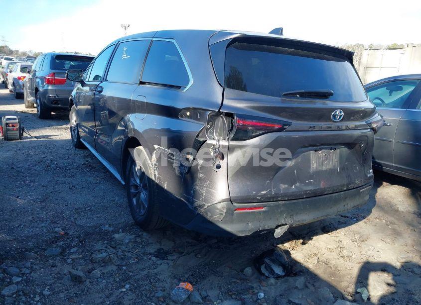 Photo 3 of 2023 Toyota Sienna LE (VIN 5TDKRKEC1PS173224)