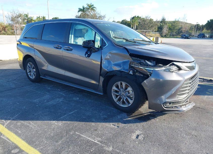 2024 Toyota Sienna LE (VIN 5TDKRKEC1RS212929) main photo