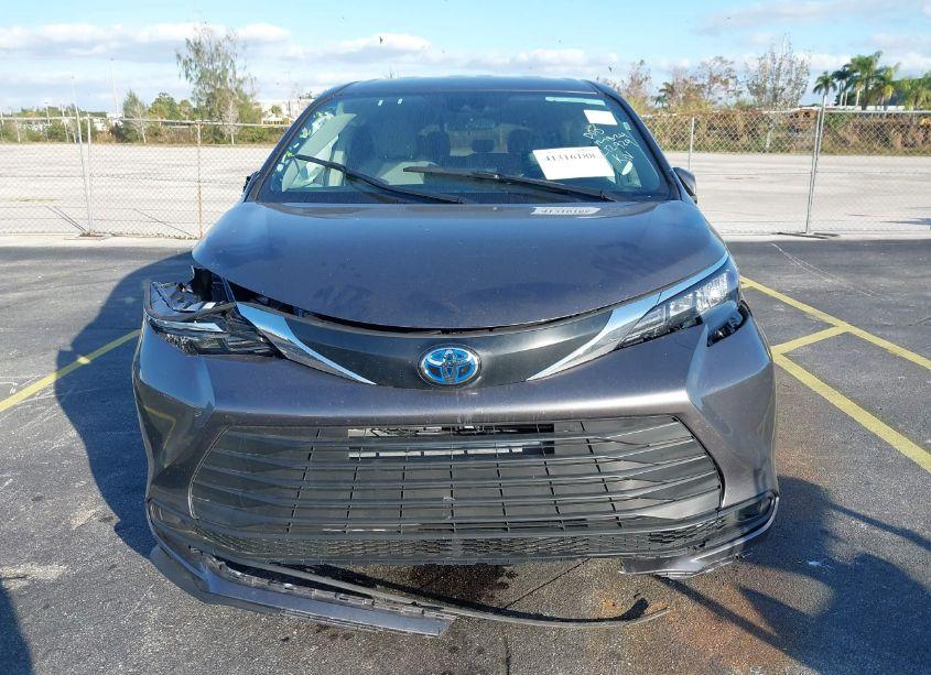 Photo 12 of 2024 Toyota Sienna LE (VIN 5TDKRKEC1RS212929)