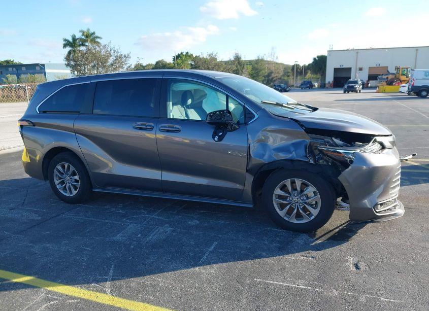 Photo 13 of 2024 Toyota Sienna LE (VIN 5TDKRKEC1RS212929)