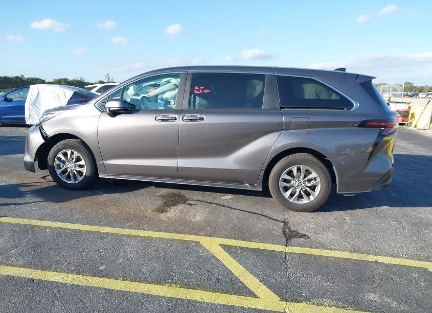 Photo 14 of 2024 Toyota Sienna LE (VIN 5TDKRKEC1RS212929)