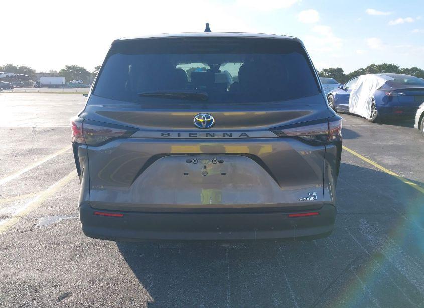 Photo 16 of 2024 Toyota Sienna LE (VIN 5TDKRKEC1RS212929)