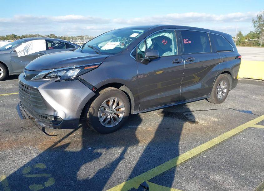 Photo 2 of 2024 Toyota Sienna LE (VIN 5TDKRKEC1RS212929)