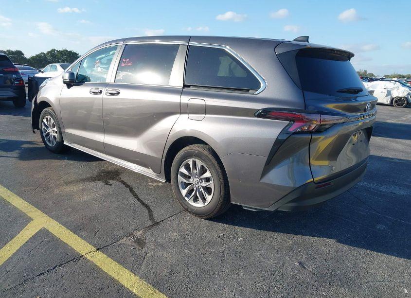 Photo 3 of 2024 Toyota Sienna LE (VIN 5TDKRKEC1RS212929)