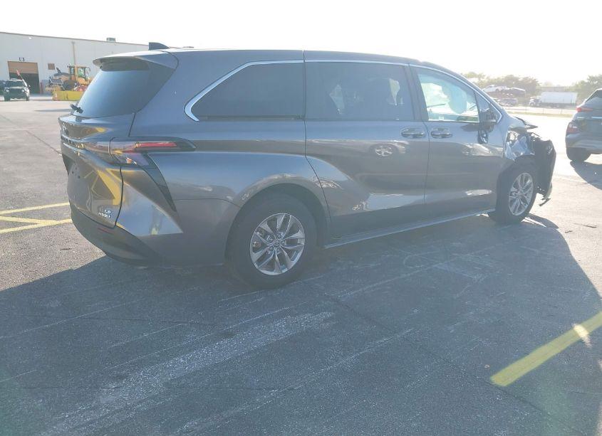 Photo 4 of 2024 Toyota Sienna LE (VIN 5TDKRKEC1RS212929)