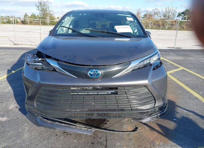 Photo 6 of 2024 Toyota Sienna LE (VIN 5TDKRKEC1RS212929)