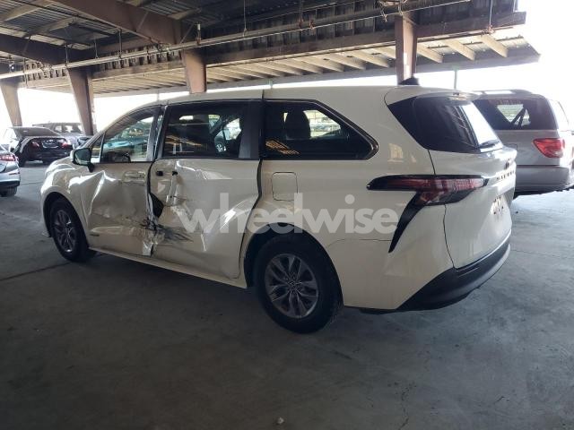 Photo 2 of 2021 TOYOTA SIENNA LE (VIN 5TDKRKEC2MS038426)