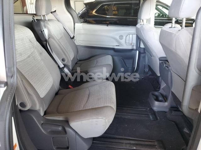 Photo 4 of 2021 TOYOTA SIENNA LE (VIN 5TDKRKEC2MS038426)