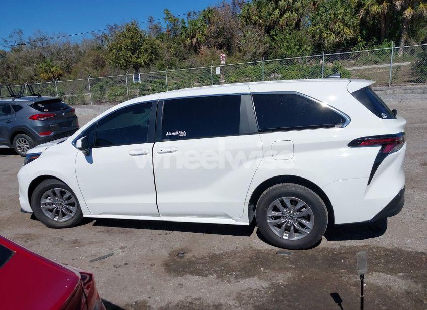 Photo 14 of 2023 Toyota Sienna LE (VIN 5TDKRKEC2PS173314)