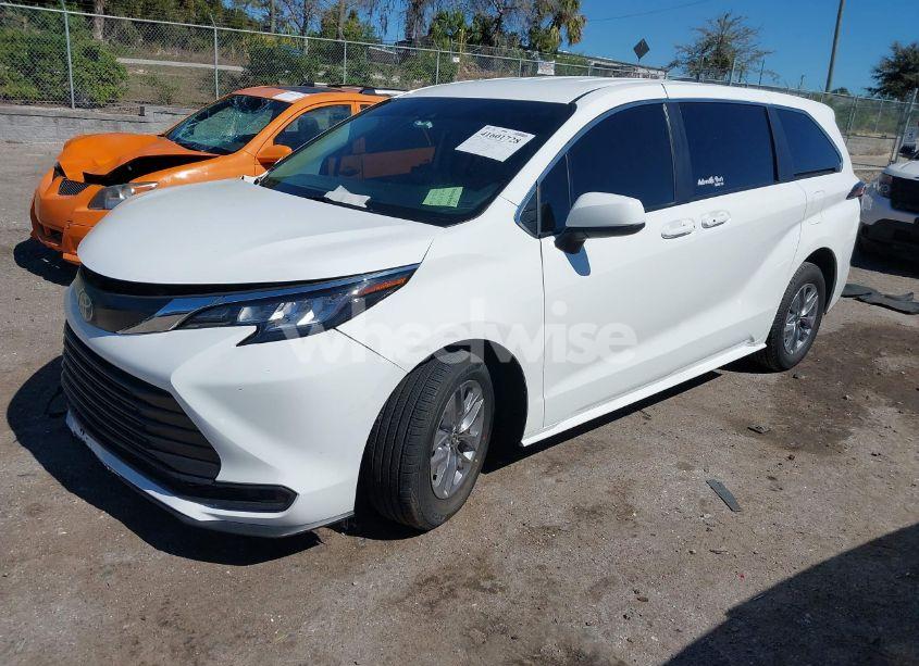 Photo 2 of 2023 Toyota Sienna LE (VIN 5TDKRKEC2PS173314)