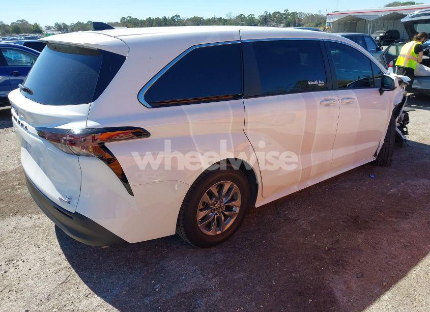 Photo 4 of 2023 Toyota Sienna LE (VIN 5TDKRKEC2PS173314)