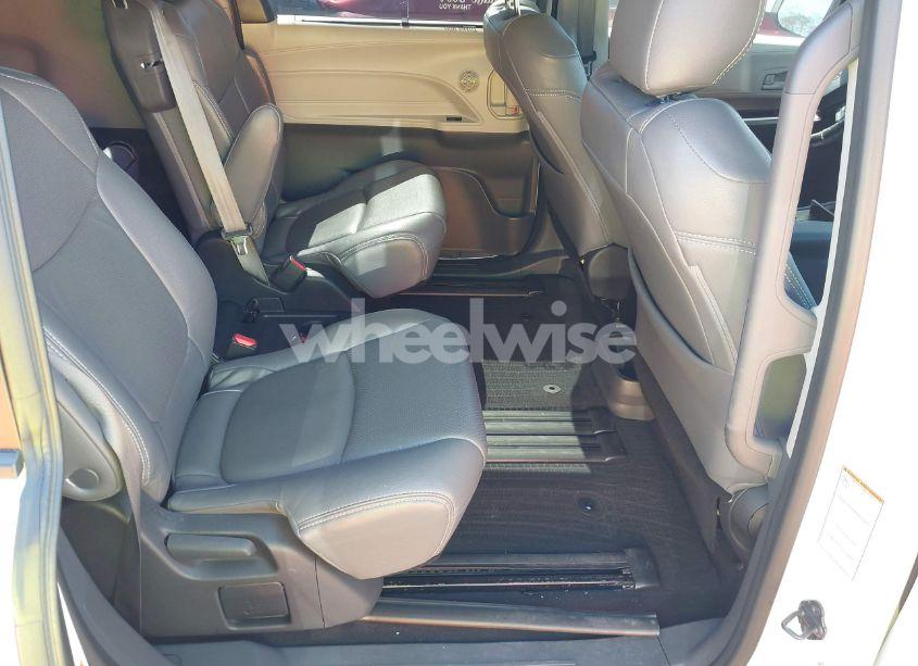Photo 8 of 2023 Toyota Sienna LE (VIN 5TDKRKEC2PS173314)