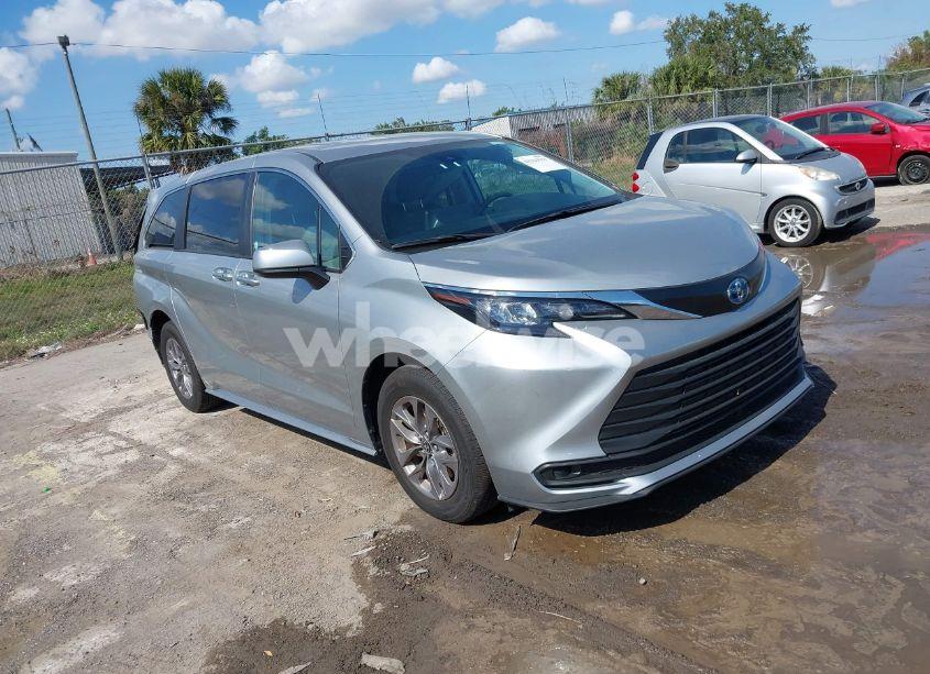 2024 Toyota Sienna LE (VIN 5TDKRKEC2RS193940) main photo