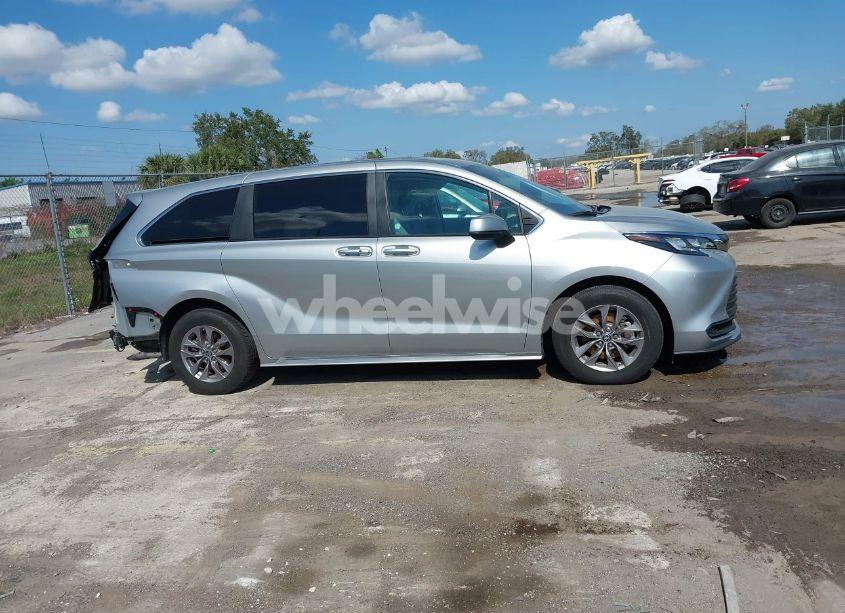 Photo 13 of 2024 Toyota Sienna LE (VIN 5TDKRKEC2RS193940)
