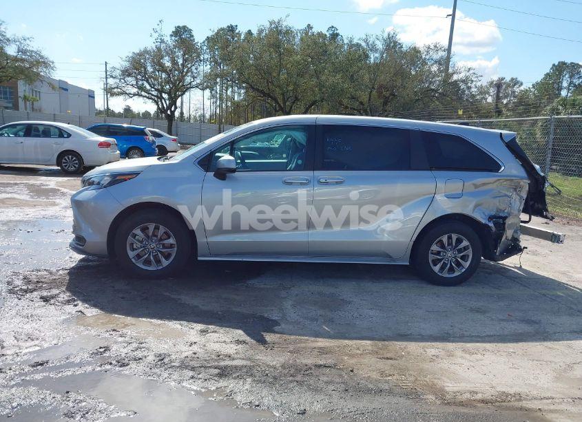 Photo 14 of 2024 Toyota Sienna LE (VIN 5TDKRKEC2RS193940)