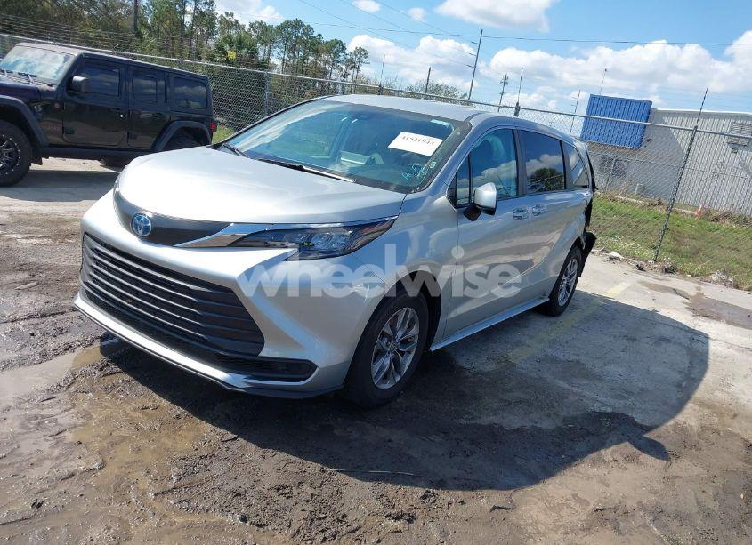 Photo 2 of 2024 Toyota Sienna LE (VIN 5TDKRKEC2RS193940)
