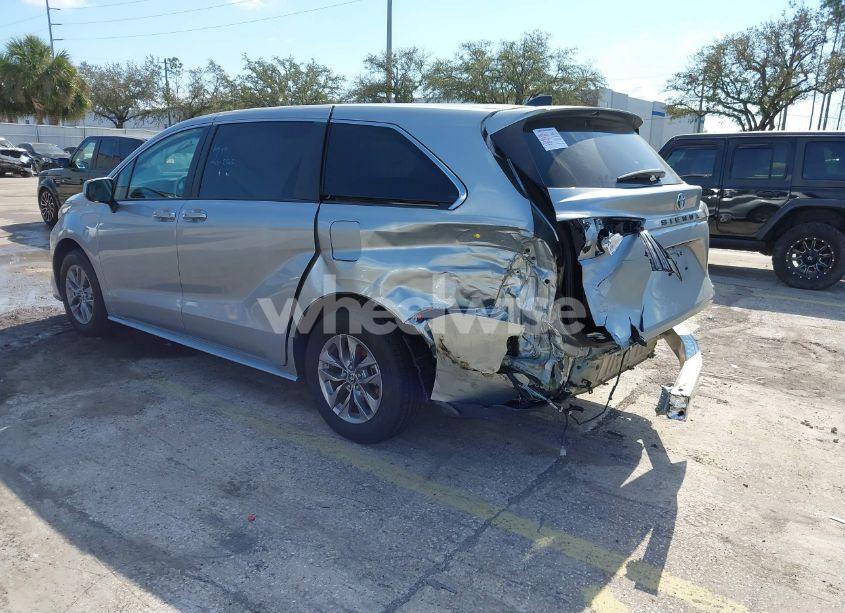 Photo 3 of 2024 Toyota Sienna LE (VIN 5TDKRKEC2RS193940)