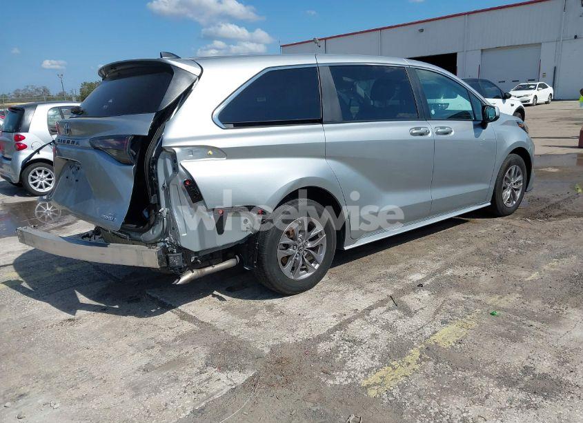 Photo 4 of 2024 Toyota Sienna LE (VIN 5TDKRKEC2RS193940)