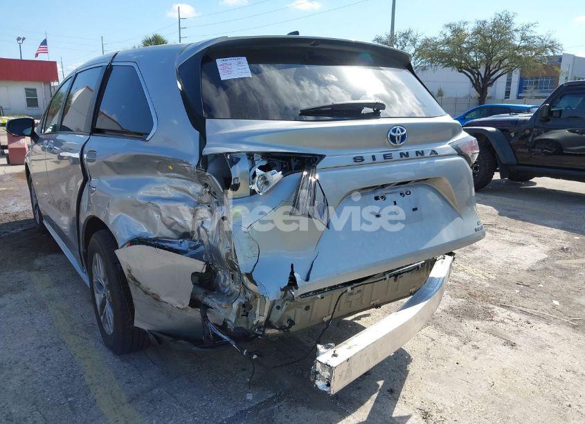 Photo 6 of 2024 Toyota Sienna LE (VIN 5TDKRKEC2RS193940)