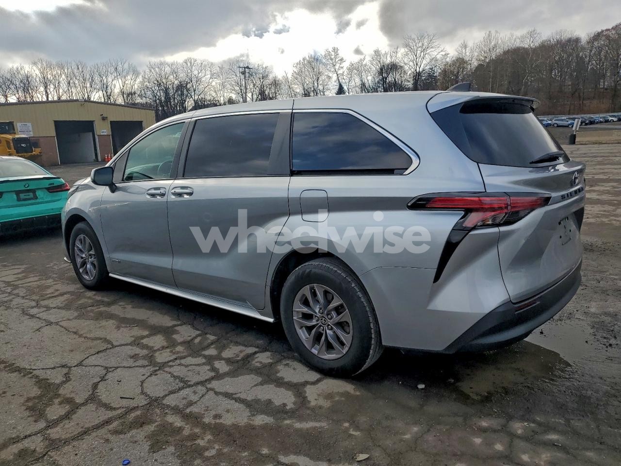 Photo 2 of 2021 TOYOTA SIENNA LE (VIN 5TDKRKEC3MS018640)