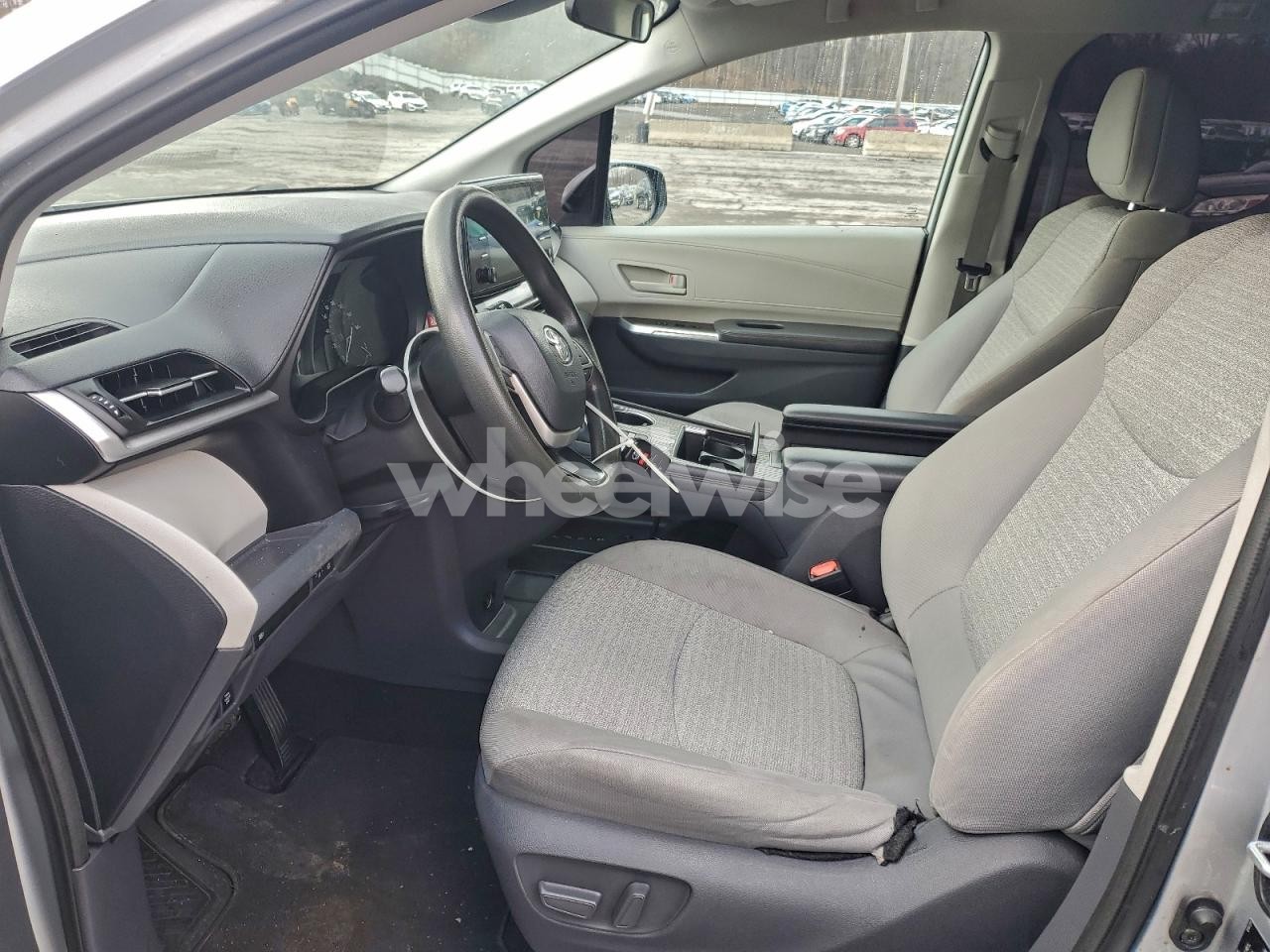 Photo 7 of 2021 TOYOTA SIENNA LE (VIN 5TDKRKEC3MS018640)