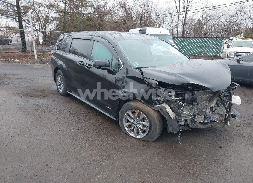 2021 Toyota Sienna LE (VIN 5TDKRKEC3MS048124) main photo