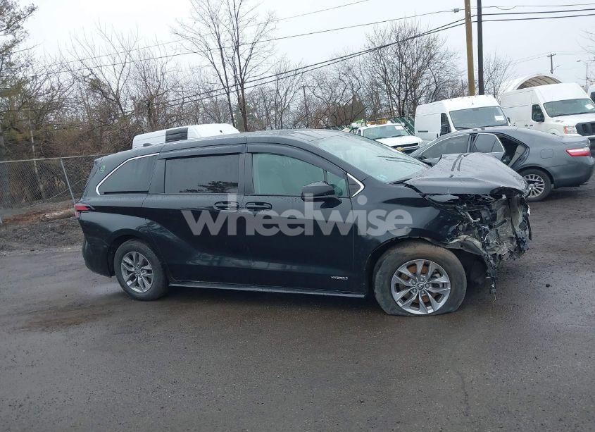 Photo 13 of 2021 Toyota Sienna LE (VIN 5TDKRKEC3MS048124)