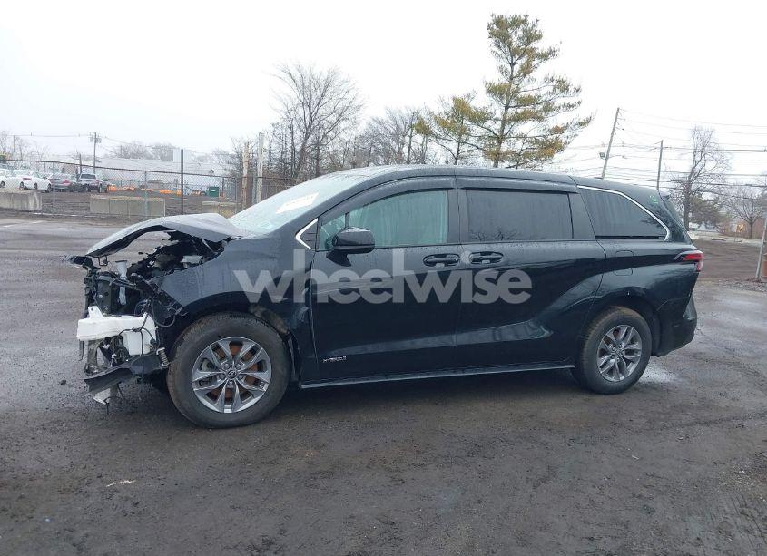 Photo 14 of 2021 Toyota Sienna LE (VIN 5TDKRKEC3MS048124)