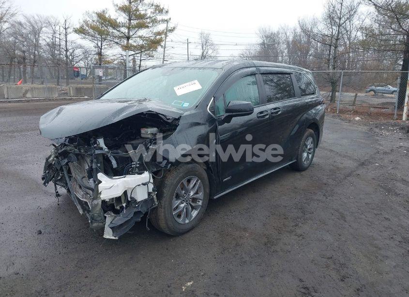 Photo 2 of 2021 Toyota Sienna LE (VIN 5TDKRKEC3MS048124)