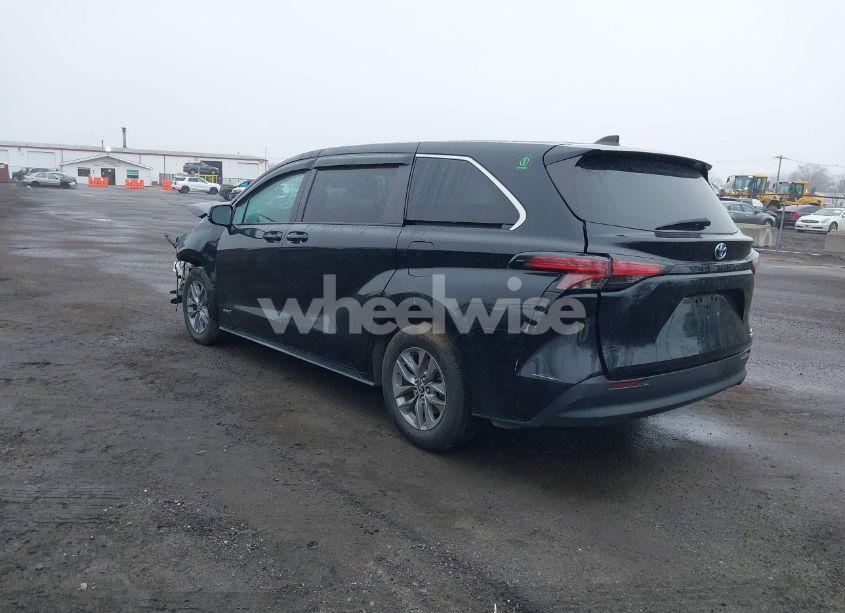 Photo 3 of 2021 Toyota Sienna LE (VIN 5TDKRKEC3MS048124)