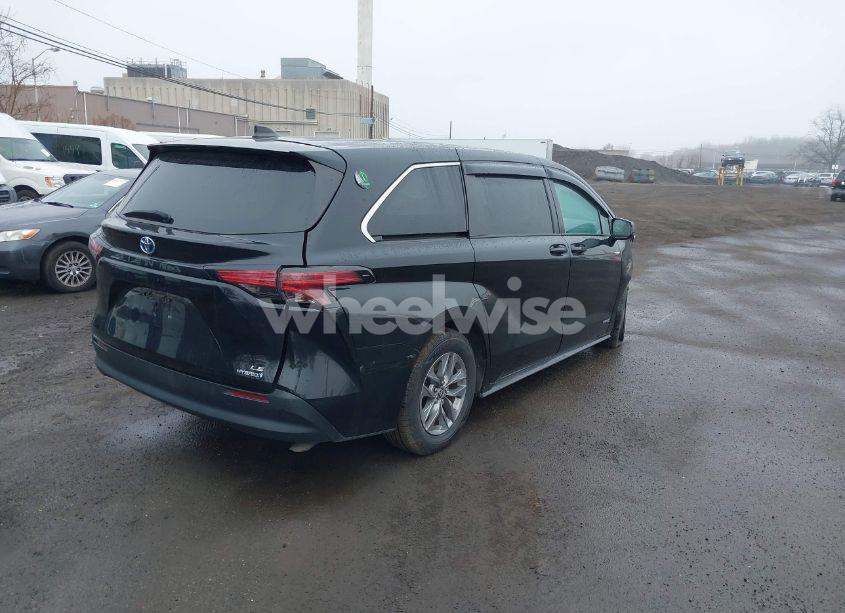 Photo 4 of 2021 Toyota Sienna LE (VIN 5TDKRKEC3MS048124)