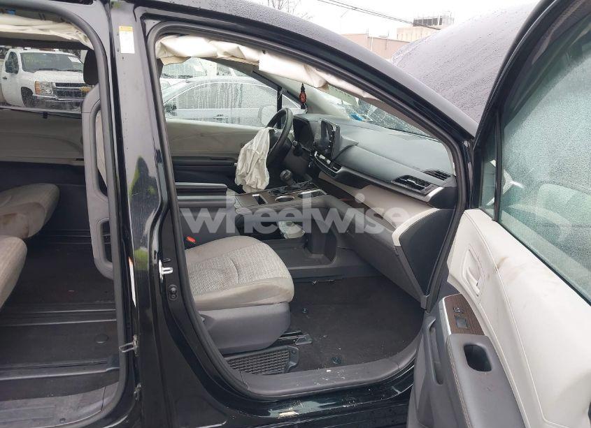 Photo 5 of 2021 Toyota Sienna LE (VIN 5TDKRKEC3MS048124)