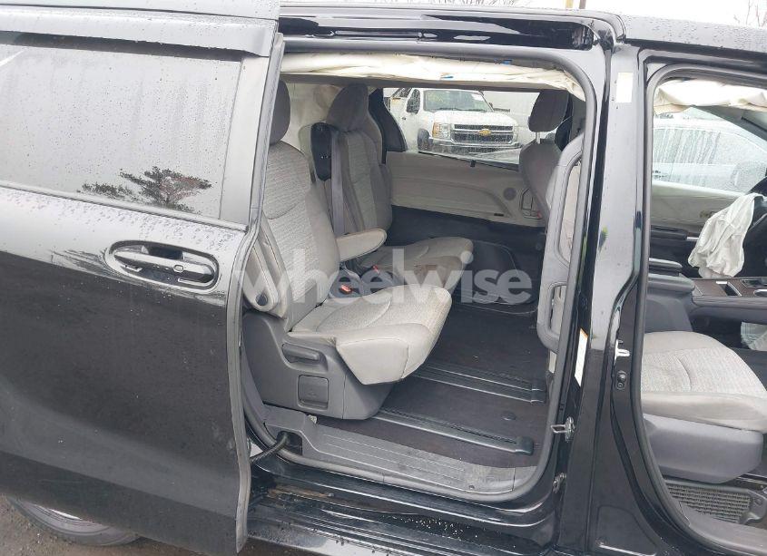 Photo 8 of 2021 Toyota Sienna LE (VIN 5TDKRKEC3MS048124)