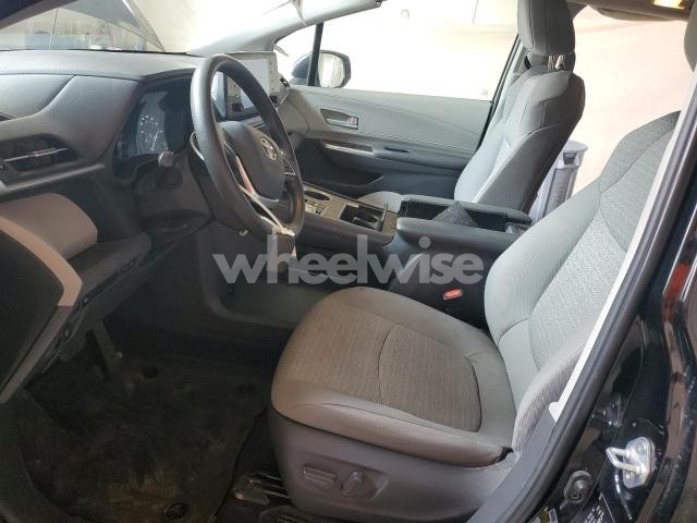 Photo 2 of 2021 TOYOTA SIENNA LE (VIN 5TDKRKEC3MS070463)