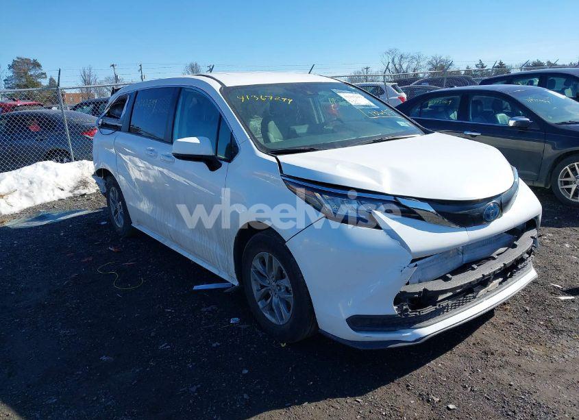 2022 Toyota Sienna LE (VIN 5TDKRKEC3NS106833) main photo