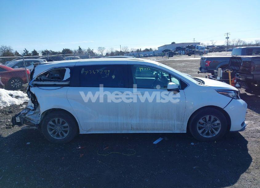 Photo 13 of 2022 Toyota Sienna LE (VIN 5TDKRKEC3NS106833)
