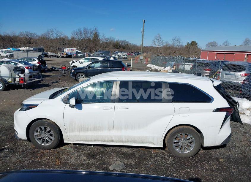 Photo 14 of 2022 Toyota Sienna LE (VIN 5TDKRKEC3NS106833)