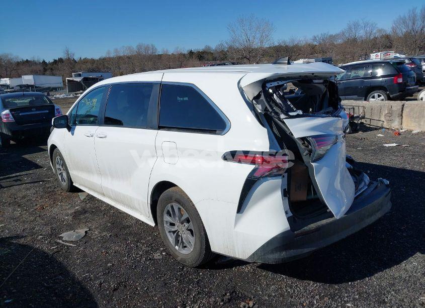 Photo 3 of 2022 Toyota Sienna LE (VIN 5TDKRKEC3NS106833)