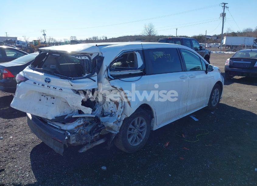 Photo 4 of 2022 Toyota Sienna LE (VIN 5TDKRKEC3NS106833)