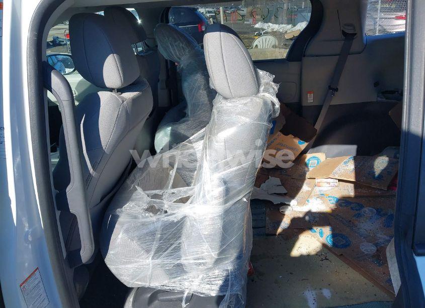 Photo 8 of 2022 Toyota Sienna LE (VIN 5TDKRKEC3NS106833)