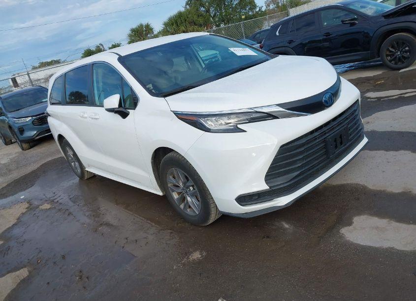 2022 Toyota Sienna LE (VIN 5TDKRKEC3NS110851) main photo