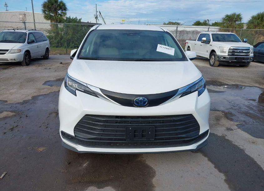 Photo 12 of 2022 Toyota Sienna LE (VIN 5TDKRKEC3NS110851)