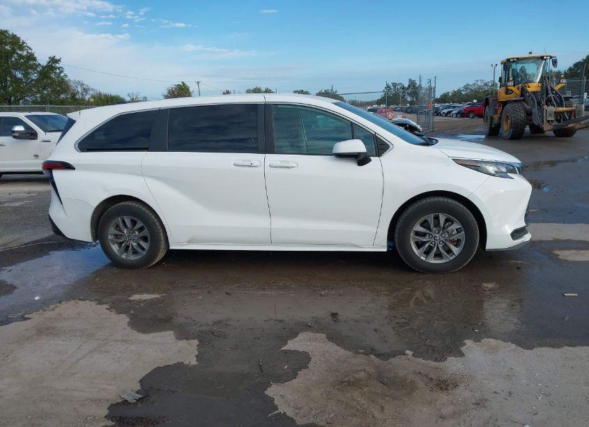 Photo 13 of 2022 Toyota Sienna LE (VIN 5TDKRKEC3NS110851)