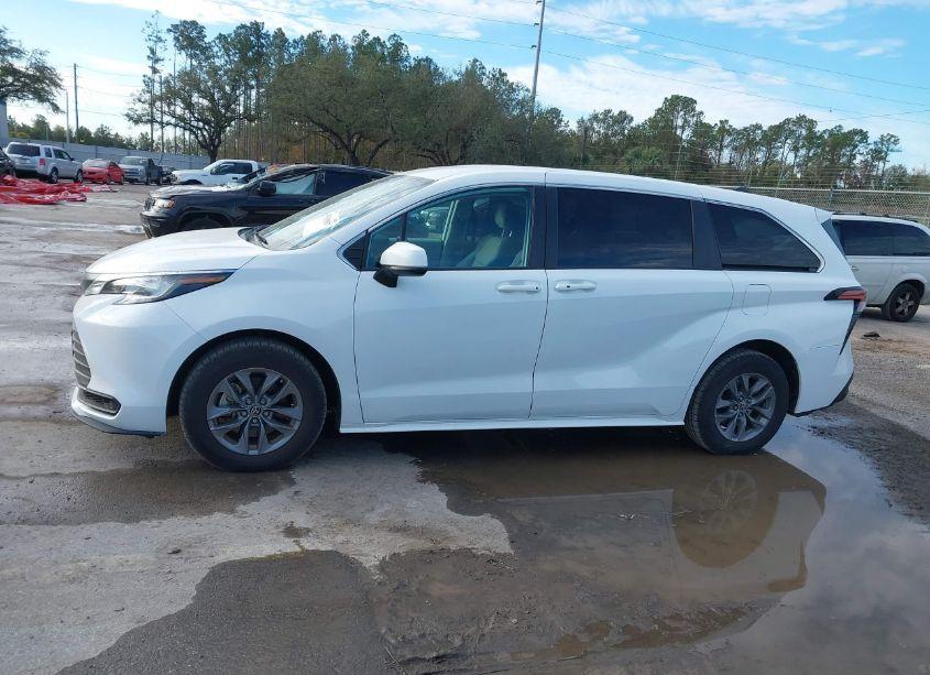 Photo 14 of 2022 Toyota Sienna LE (VIN 5TDKRKEC3NS110851)