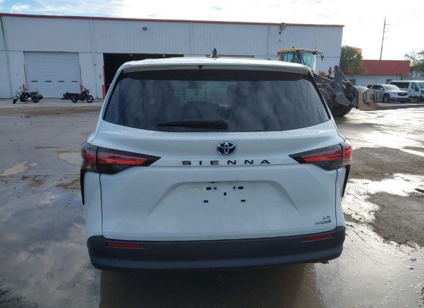 Photo 16 of 2022 Toyota Sienna LE (VIN 5TDKRKEC3NS110851)