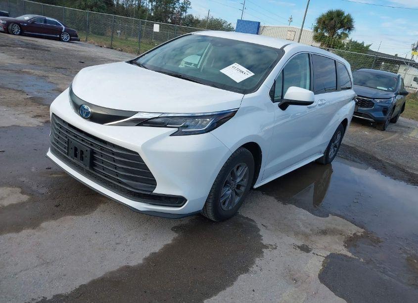 Photo 2 of 2022 Toyota Sienna LE (VIN 5TDKRKEC3NS110851)